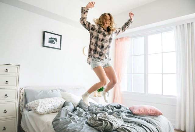Žena, ktorá skáče na posteli