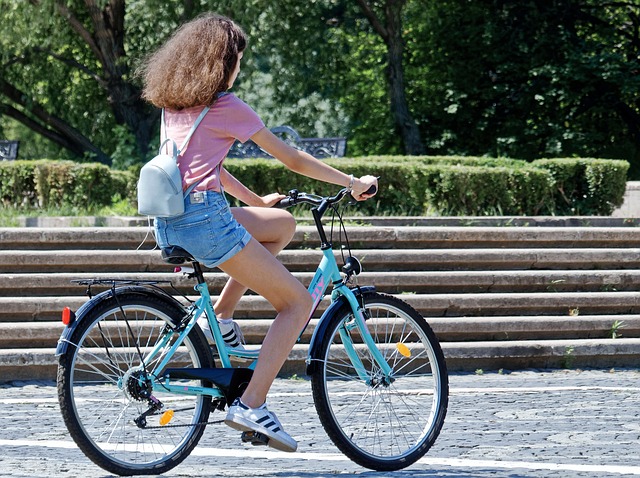 bicykel dievča park.jpg