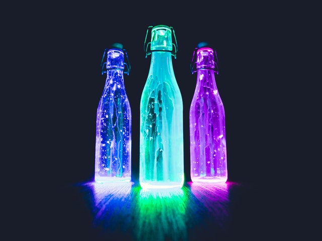 Tri svietiace fľaše v tme.jpg